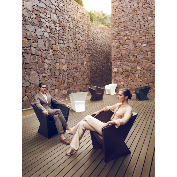 Vondom FAZ Stuhl mit Armlehnen - 72x65x76 cm - beige Vondom FAZ Stuhl Mit Armlehnen - 72x65x76 Cm - Beige -qeeboo shop unnamed file 3446